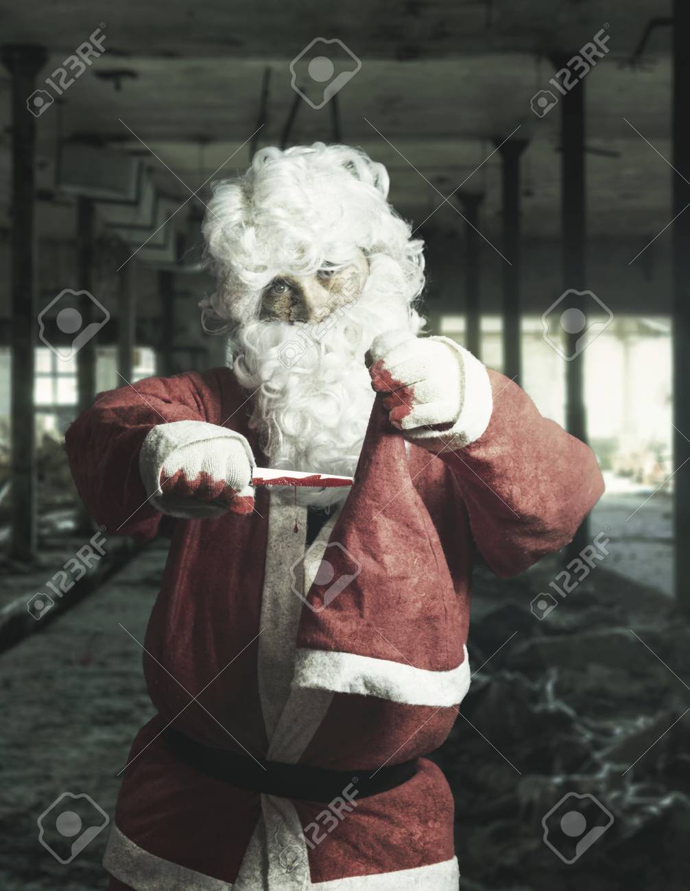 ホラーサンタクロースは血まみれのナイフで彼のクリスマスの帽子をカット の写真素材 画像素材 Image ホラーサンタクロースは血まみれのナイフで彼のクリスマスの帽子をカット の写真素材 画像素材 Image