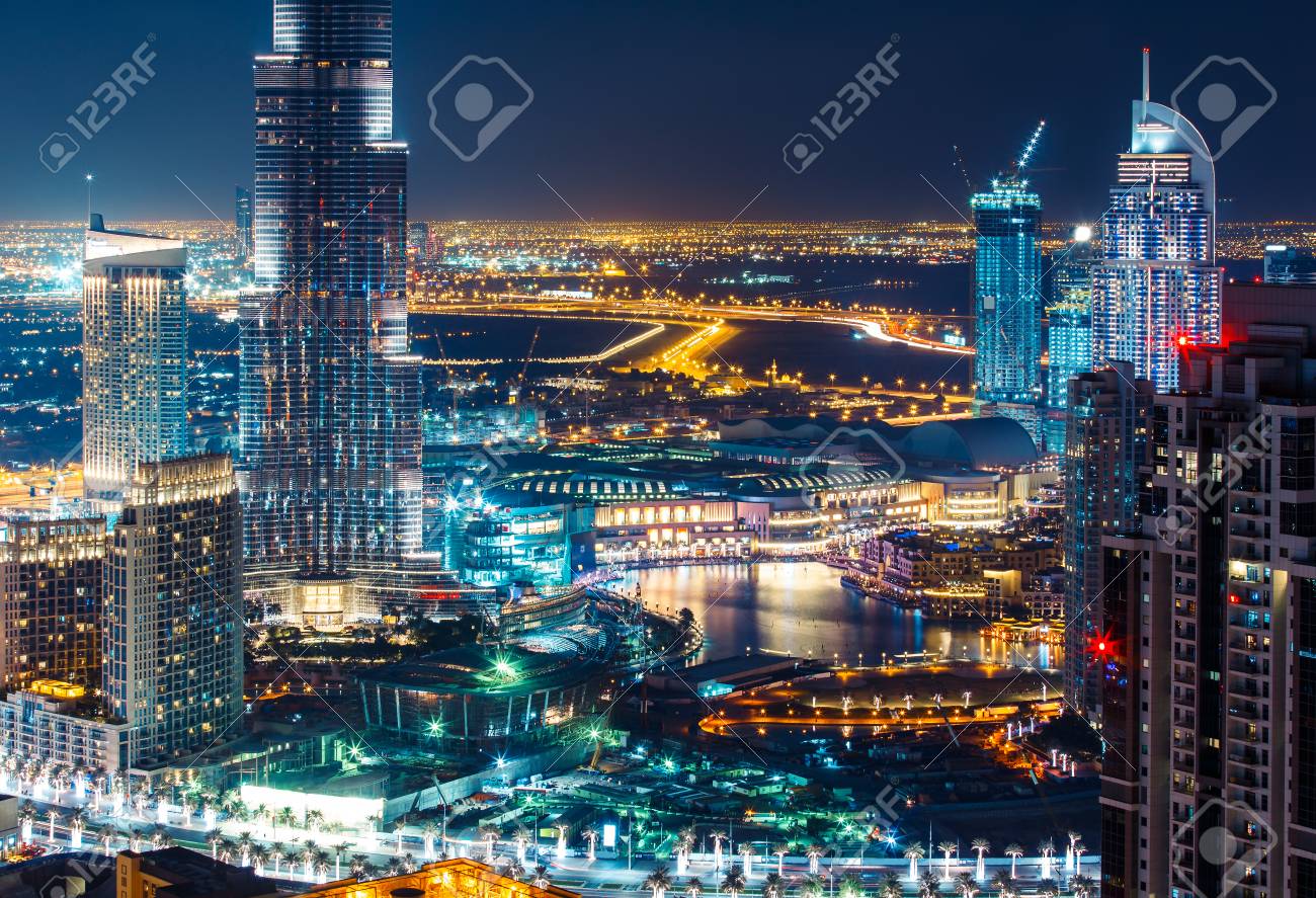 夜大きな近代的な都市の素晴らしい屋上ビュー ビジネス ベイ ドバイ アラブ首長国連邦 背景を旅行します の写真素材 画像素材 Image 6514