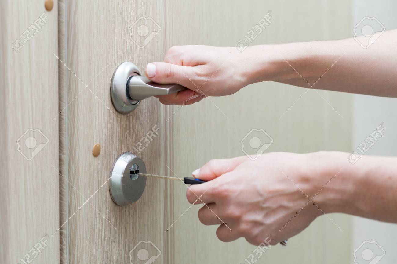 ロックアップや手にキーでドアをロック解除.の写真素材・画像素材 Image 82396520