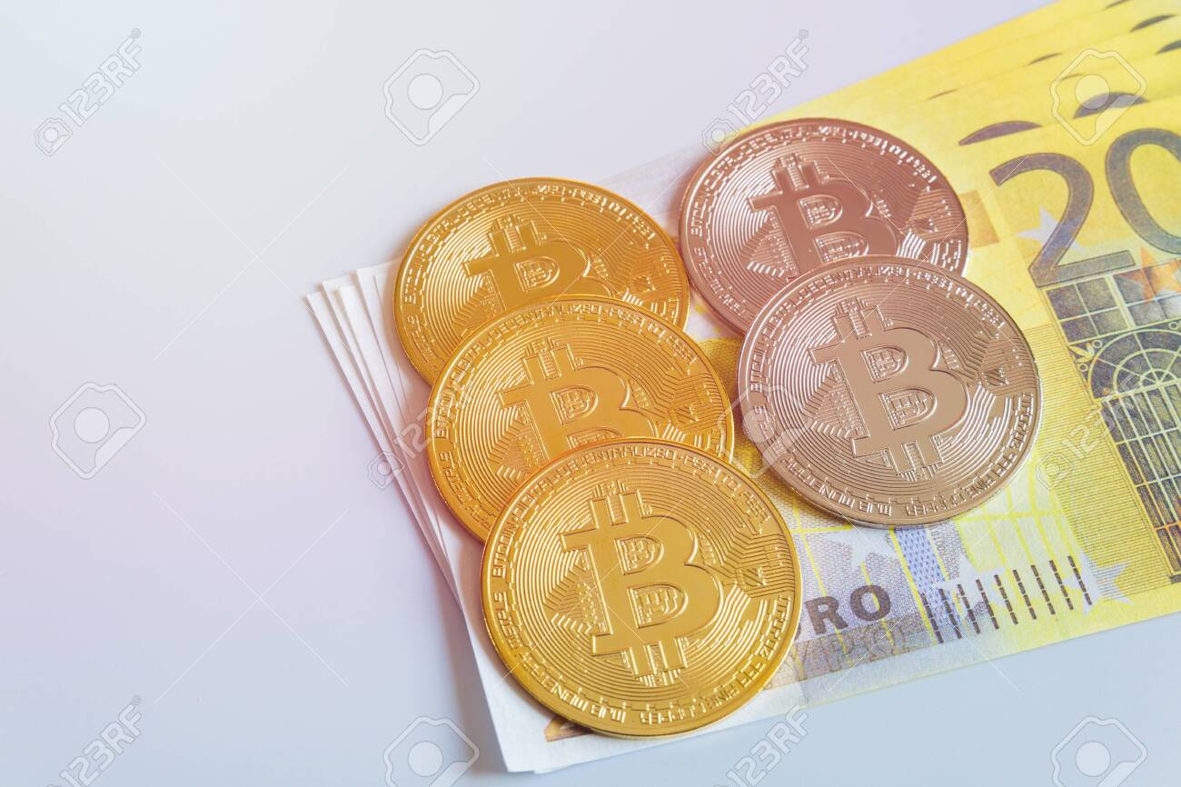 Moedas De Bitcoin Douradas No Fundo De Notas De Papel De 200 Euros. O  Conceito De Negociação E O Valor De Criptomoedas E Euros. Foto Royalty  Free, Gravuras, Imagens e Banco de