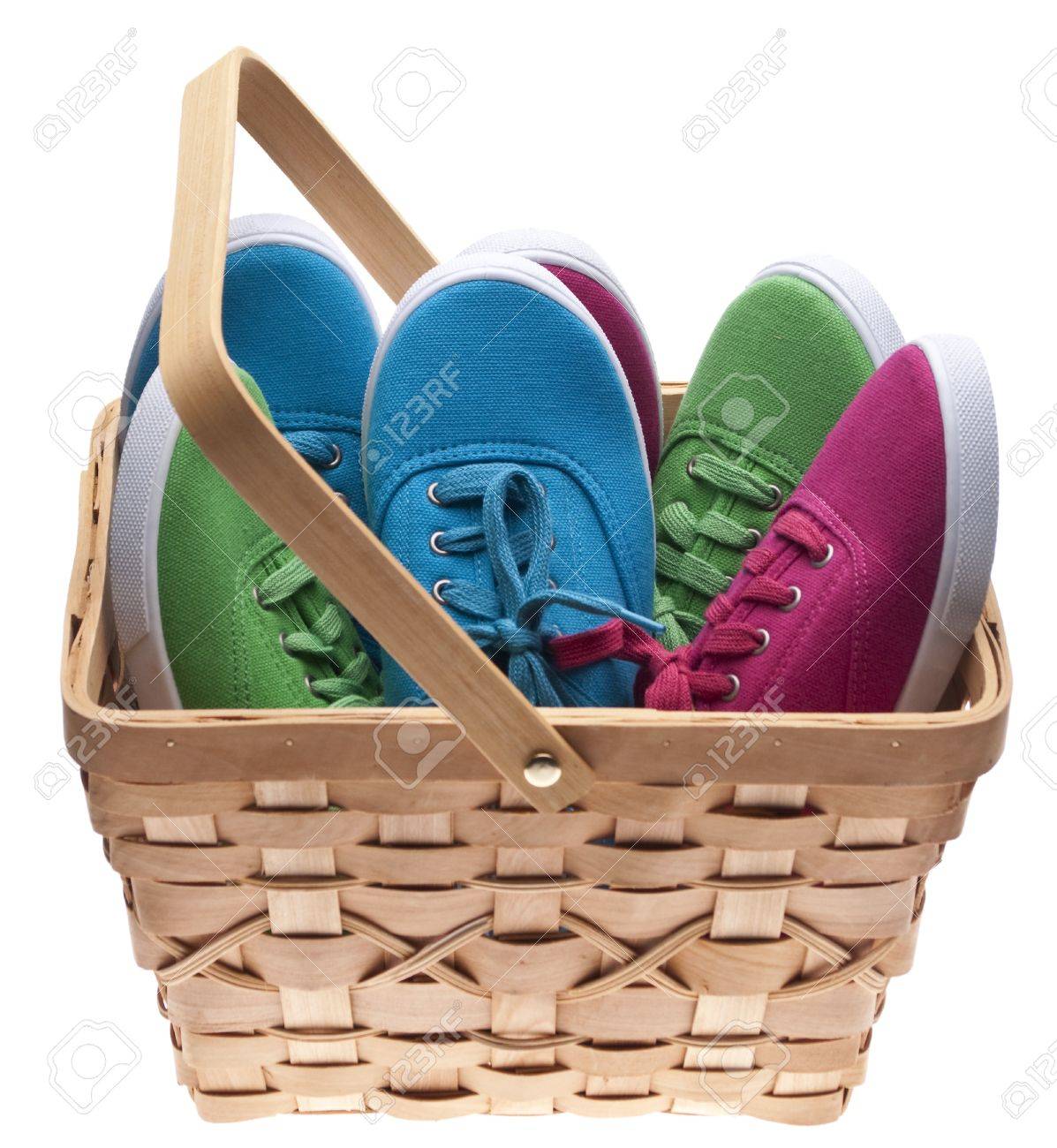 Una Canasta De Tamaño Zapatos, Concepto Para Dar Ropa A Los Necesitados. Aislados En Blanco Fotos, Retratos, Imágenes Y Fotografía De Libres De Derecho. Image 6981043.