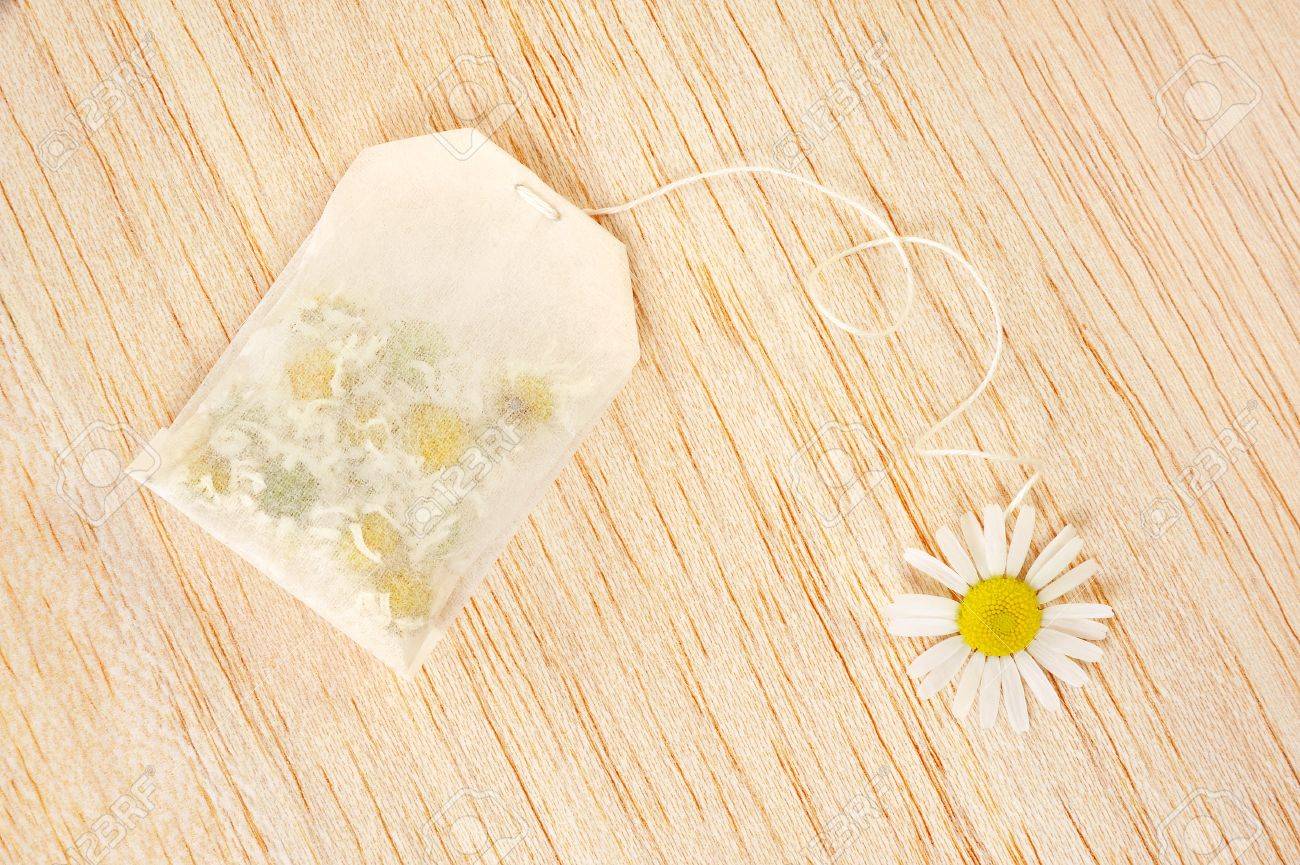 Bolsa De Té De Manzanilla Sobre Fondo De Madera Concepto Fotos Retratos Imágenes Y Fotografía De Archivo Libres De Derecho Image 10682425