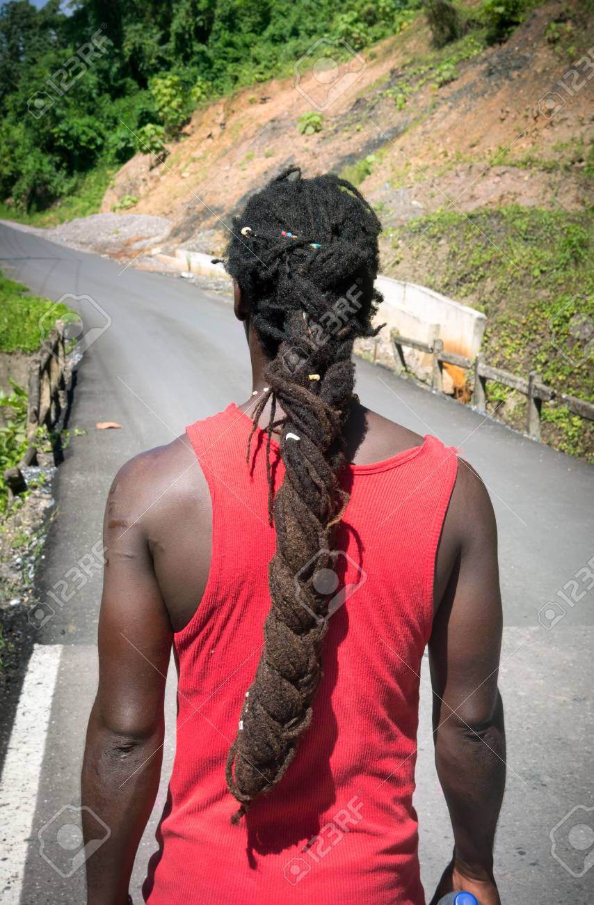 Adulto, Só Adultos, Cabelo Preto, Cabelo Entrançado, Roupa Descontraída,  Imagem A Cores, Contemplação, Dia, Decisões, Perspectiva Diminutiva, Sujo,  Dreadlocks, Verde, Encosta, Estilo De Vida, Cabelo Comprido, Sexo  Masculino, Homens, A Caminho, Só