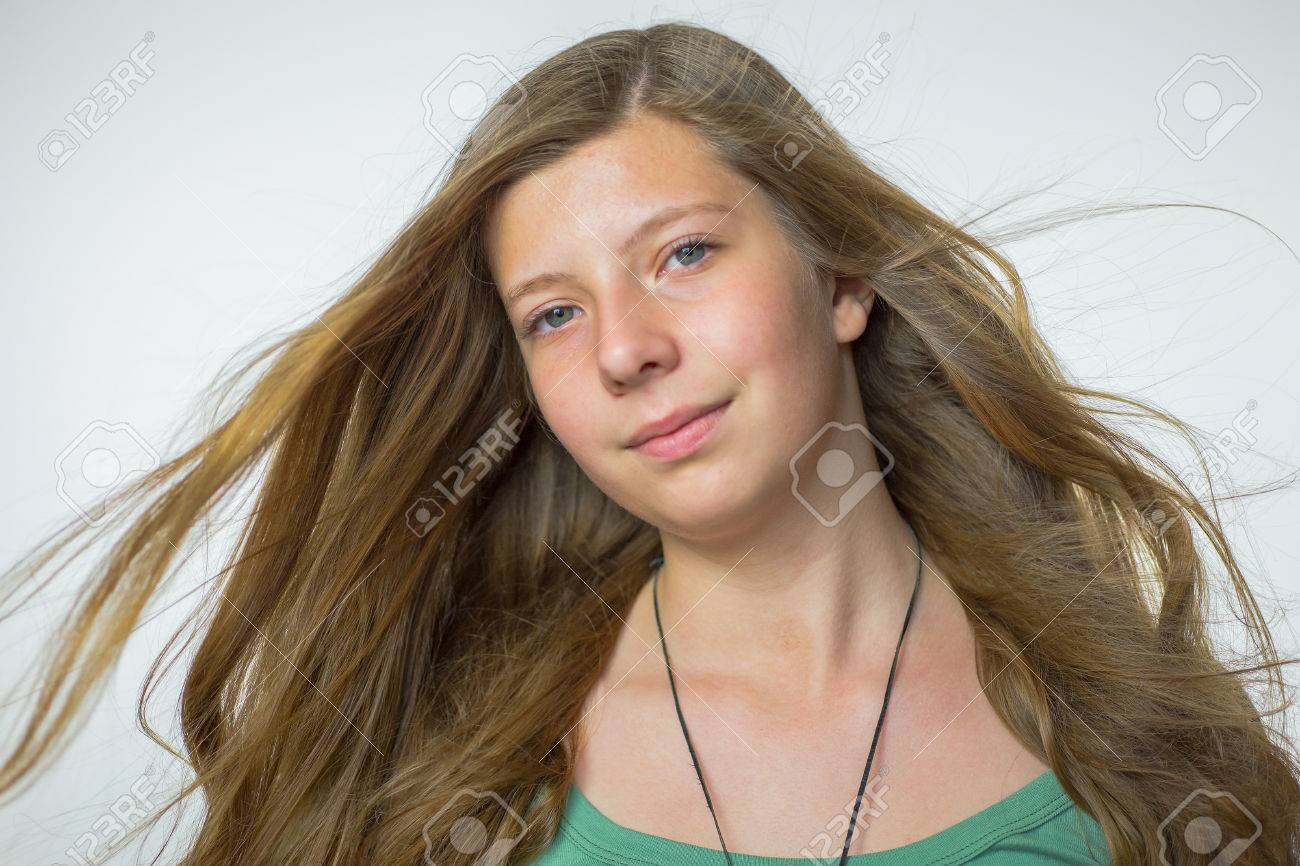 白い背景に分離された長い本格的な髪と金髪白人の 10 代の少女 の写真素材 画像素材 Image