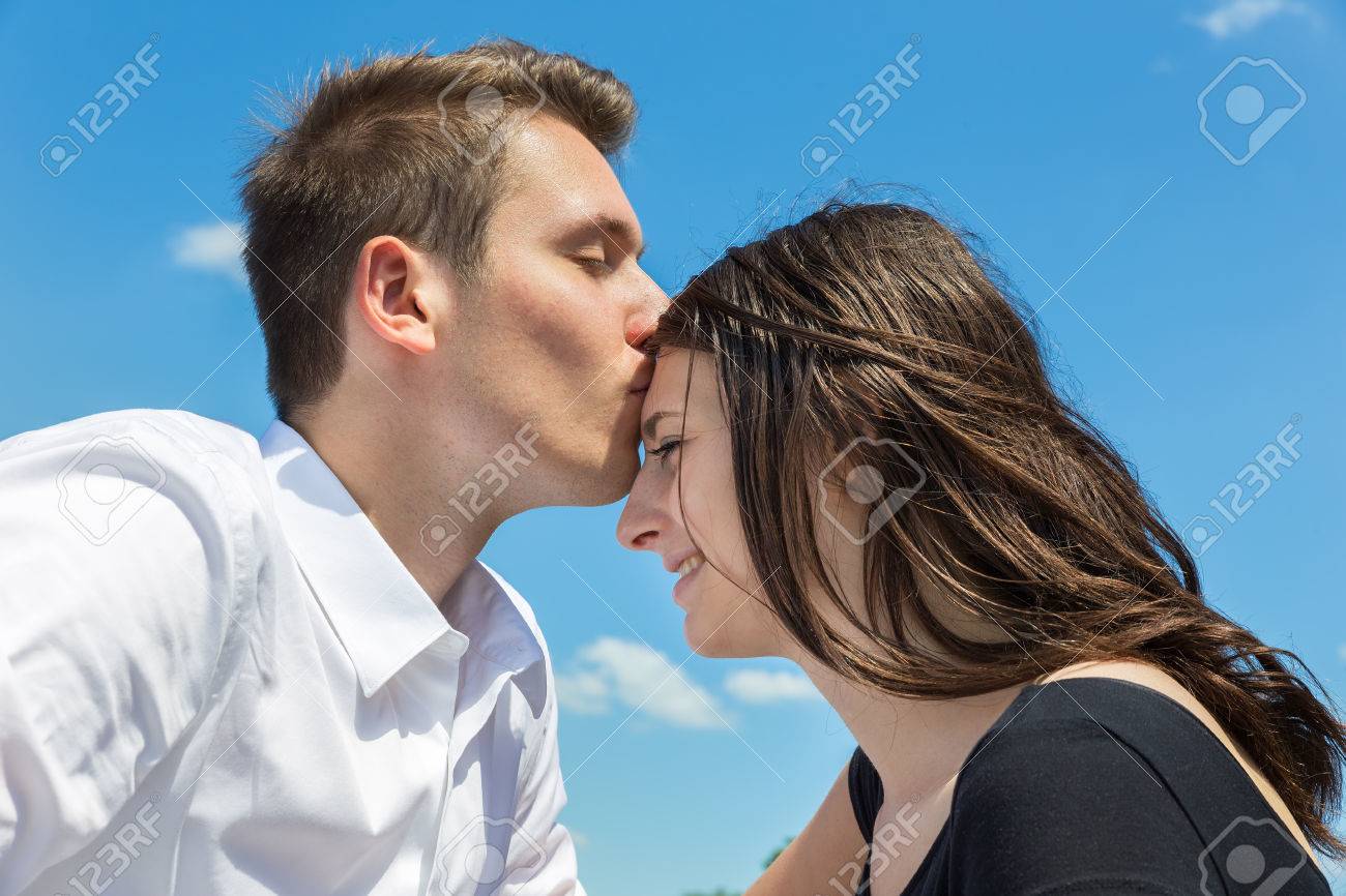 мужчина целует девушку в лоб. мужчина целует девушку в лоб. целует в лоб. поцелуй в лоб. поцелуй в лоб.