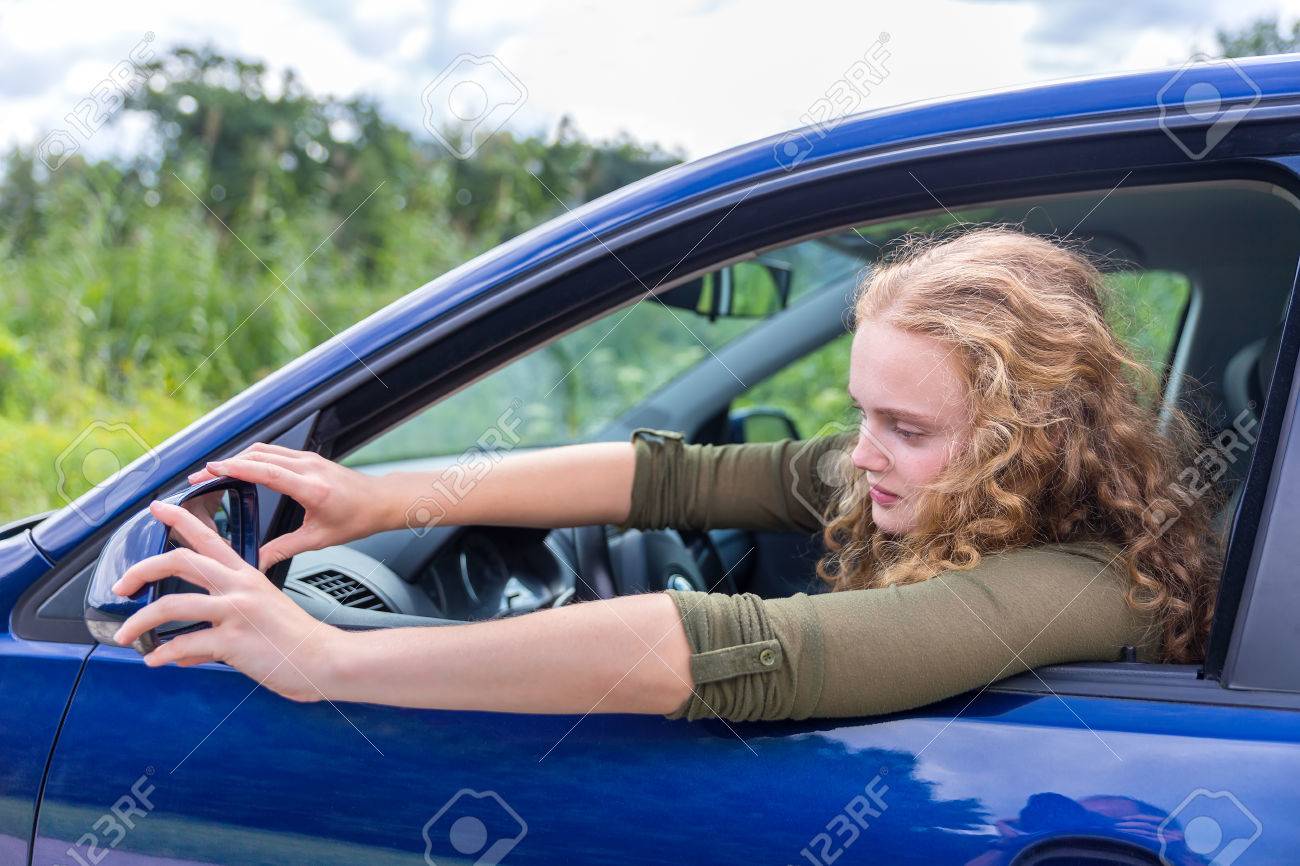 自然の中の青い車のサイドミラーを調整するヨーロッパの女性 の写真素材 画像素材 Image 自然の中の青い車のサイドミラーを調整するヨーロッパの女性 の写真素材 画像素材 Image
