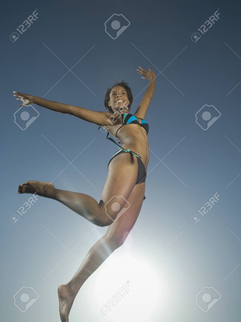 水着ジャンプでアフリカ系アメリカ人の女性 の写真素材 画像素材 Image