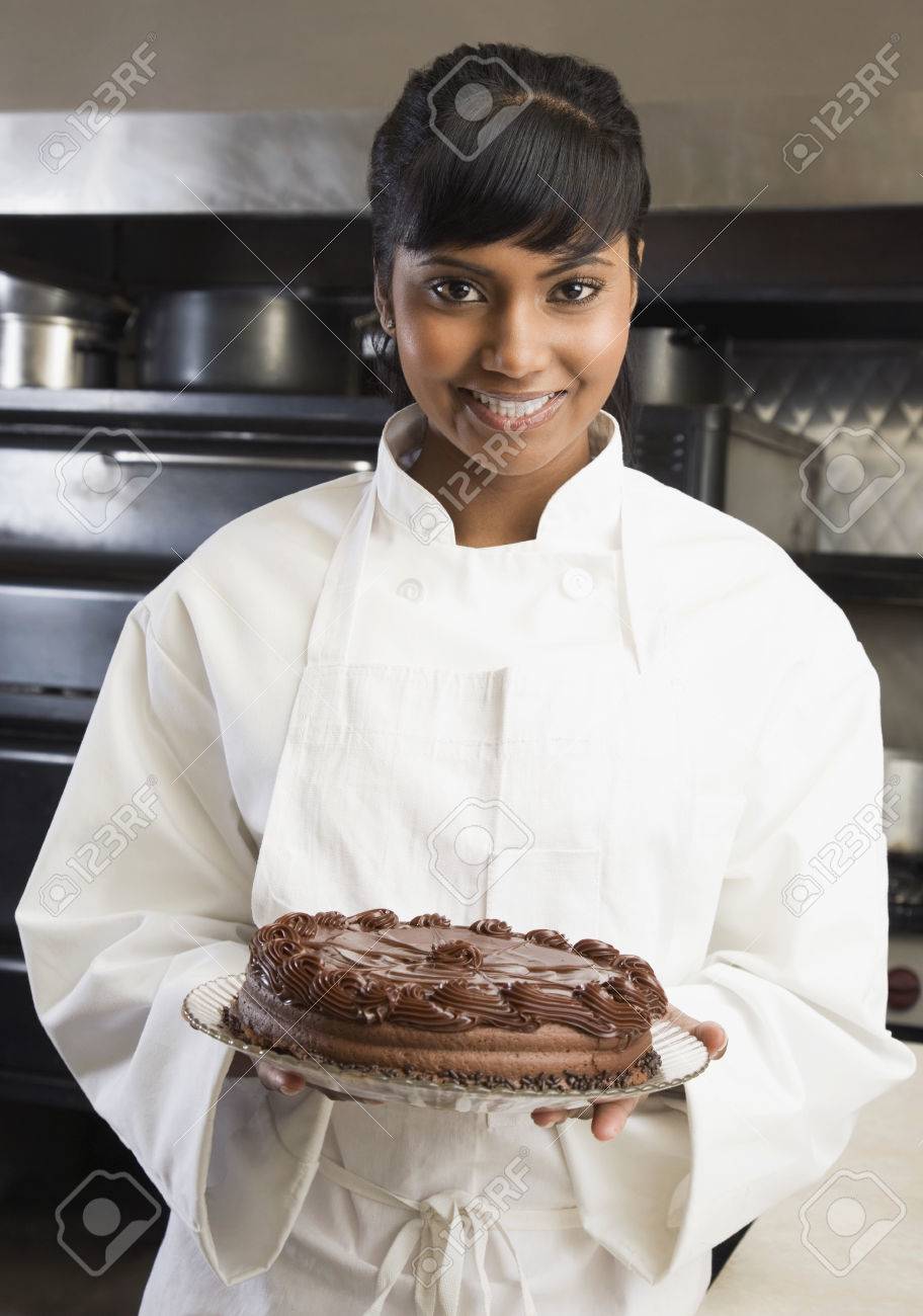 Mixed Race Femme Chef Patissier Gateau Tenant Banque D Images Et Photos Libres De Droits Image
