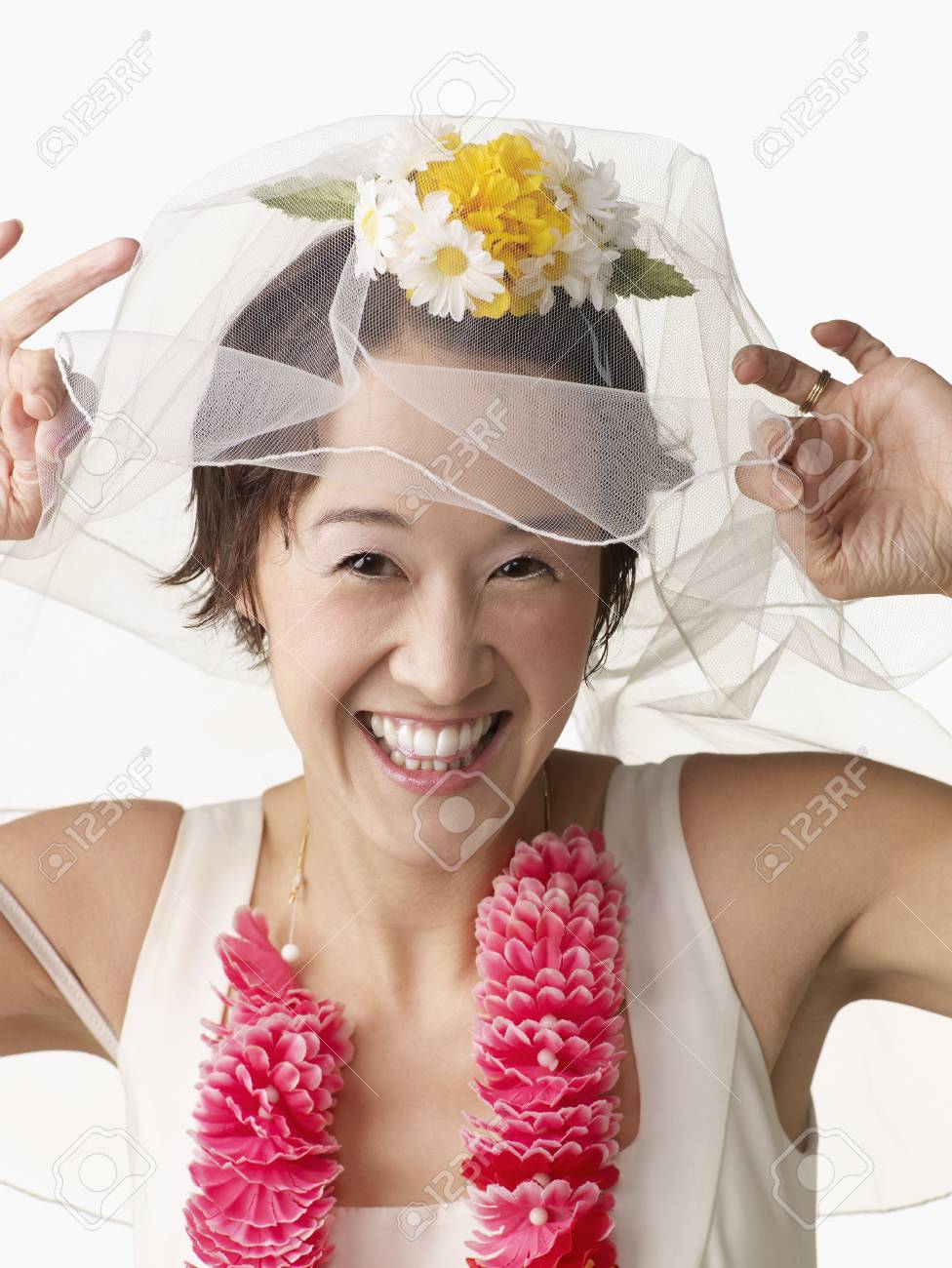 Mujer Asiatica En Vestido De Novia Y Lei Fotos Retratos Imagenes Y Fotografia De Archivo Libres De Derecho Image 108024678