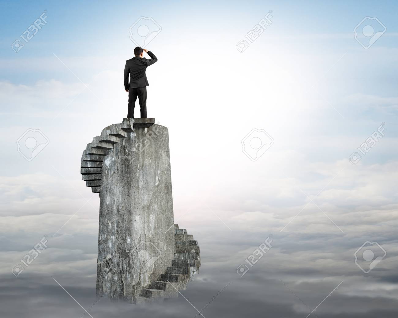 コンクリート リュウラセンの塔 空太陽雲の背景の上に注視の実業家 の写真素材 画像素材 Image