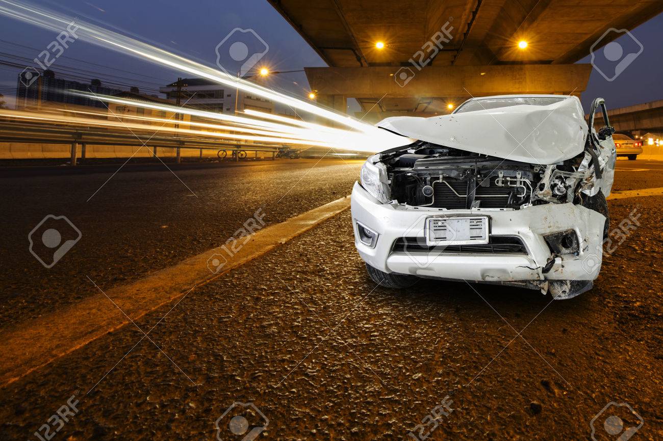 事故車は ひびの入ったフロント ガラスとエアバッグ爆発で破損している保険会社の主張を確認します ダブル露出事故と都市景観道路 画像はぼかしフォーカス スタイルです の写真素材 画像素材 Image