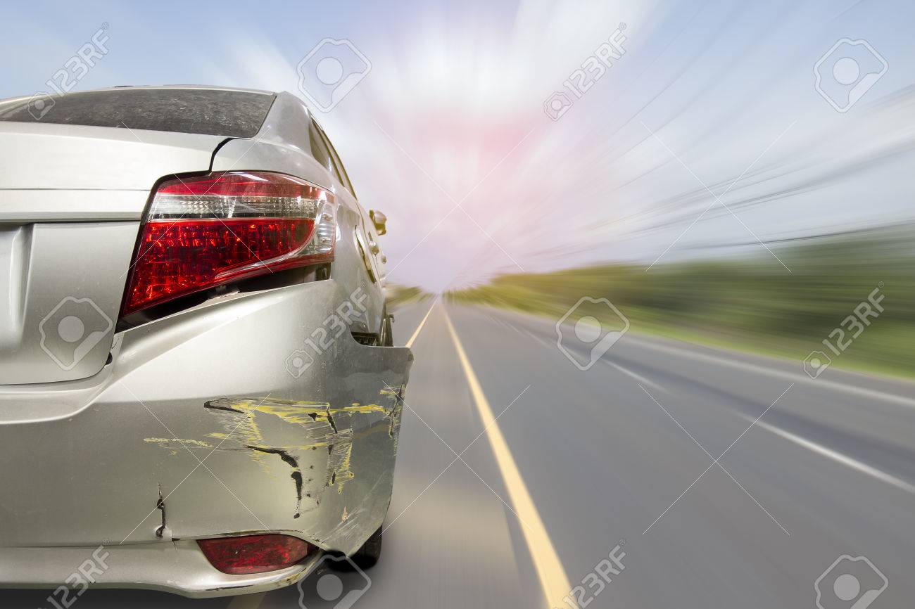 事故の車後部バンパー割れたし エアバッグ爆発損傷請求を保険会社 ダブル露出事故と都市景観道路 画像はぼかしフォーカス スタイルです の写真素材 画像素材 Image