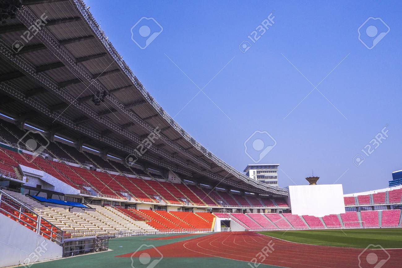 ラジャマンガラ国立競技場 青い空を背景に バンコク タイでサッカー スタジアム内 の写真素材 画像素材 Image
