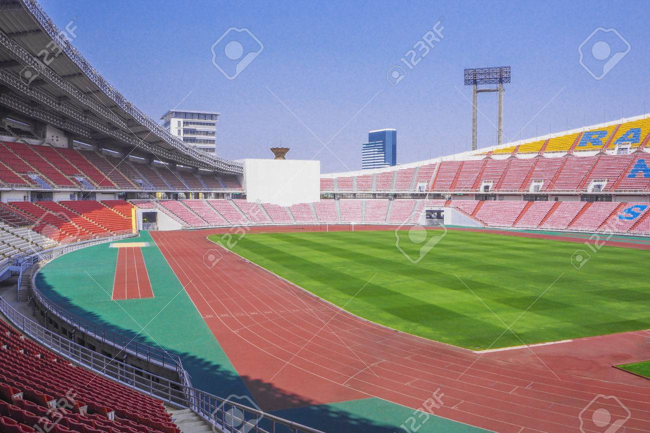 ラジャマンガラ国立競技場 青い空を背景に バンコク タイでサッカー スタジアム内 の写真素材 画像素材 Image