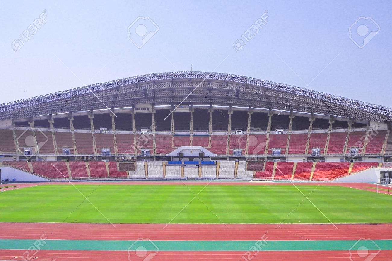 ラジャマンガラ国立競技場 青い空を背景に バンコク タイでサッカー スタジアム内 の写真素材 画像素材 Image