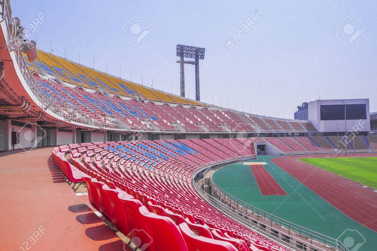ラジャマンガラ国立競技場 青い空を背景に バンコク タイでサッカー スタジアム内 の写真素材 画像素材 Image