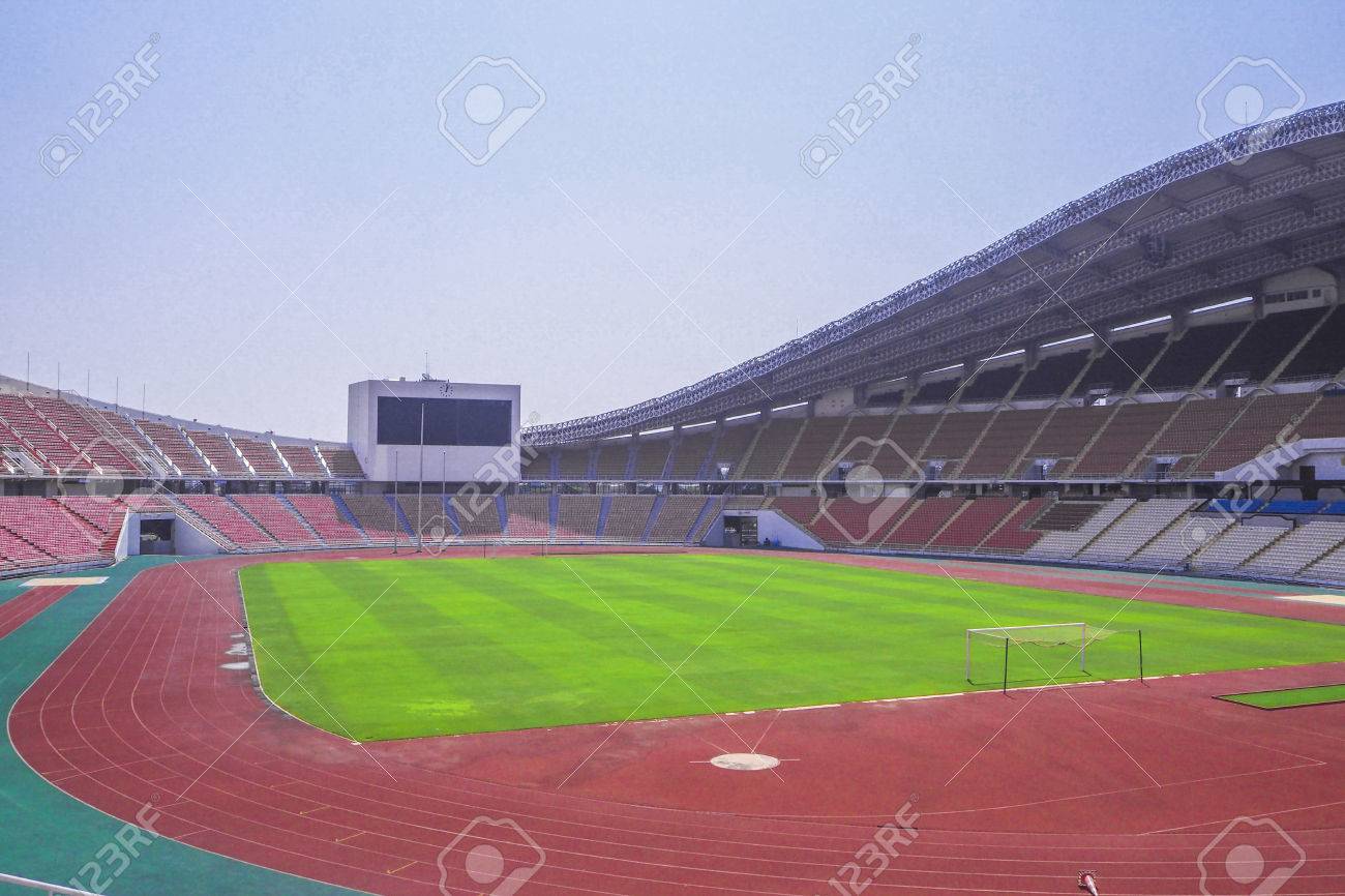ラジャマンガラ国立競技場 青い空を背景に バンコク タイでサッカー スタジアム内 の写真素材 画像素材 Image