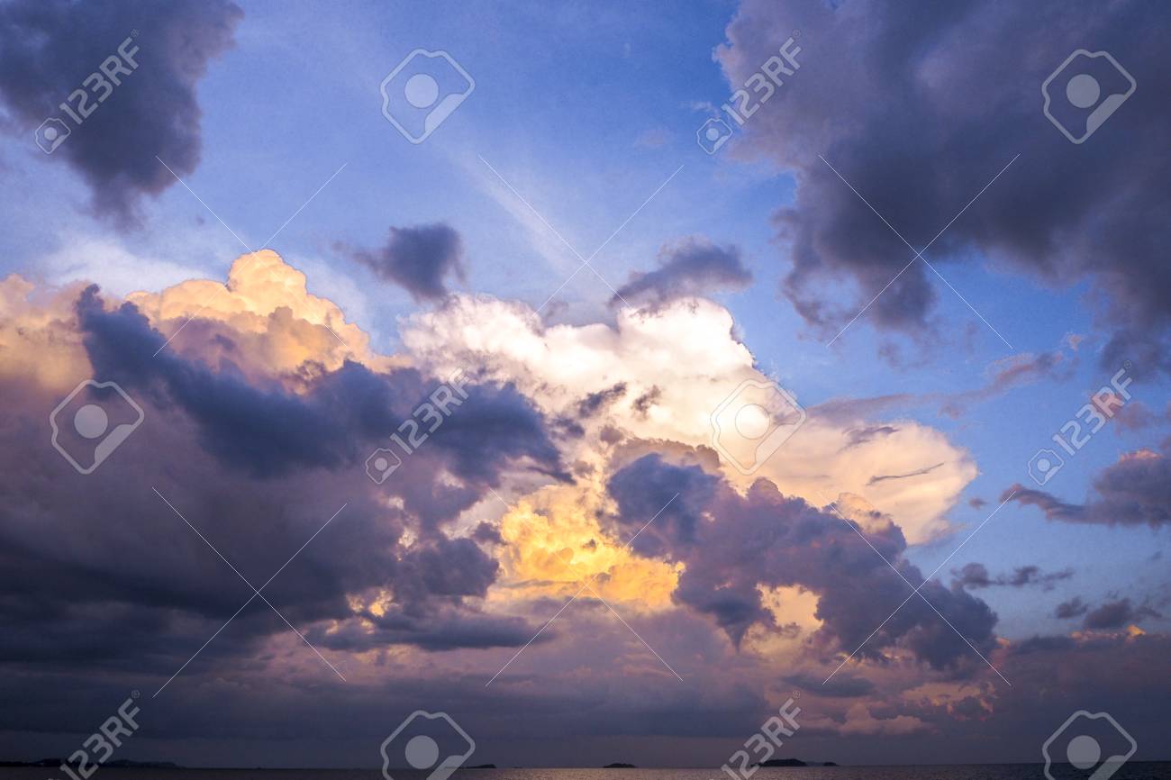 暗い曇り空の素晴らしい景色 劇的で 美しい黄昏の青 紫と黄色の空を背景に の写真素材 画像素材 Image