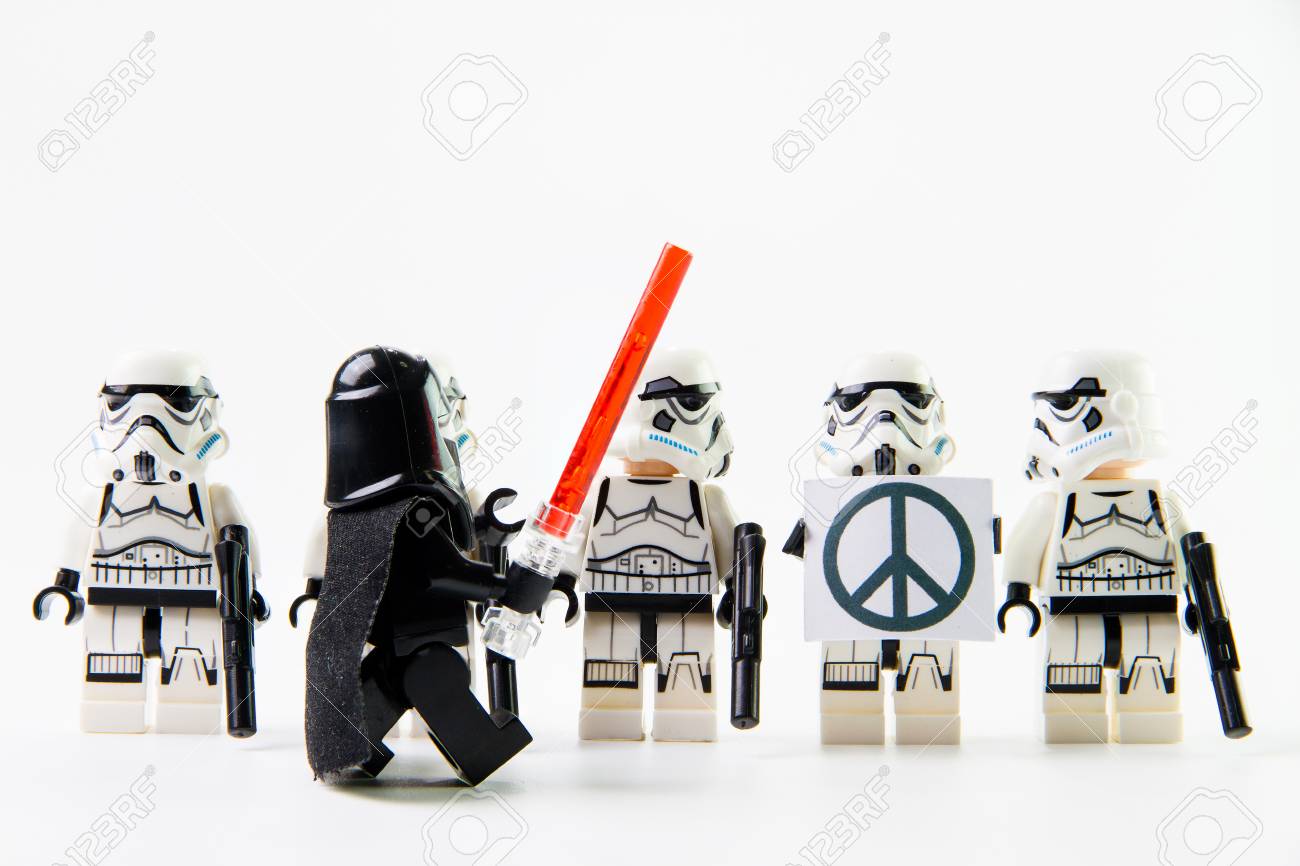 Nonthaburi Thailande 31 Decembre 2015 Les Lego Star Wars Mini Figurines De La Serie De Films Sur Fond Blanc Isole Lego Est Un Systeme De Paves Autobloquants Recueillies Dans Le Monde Entier