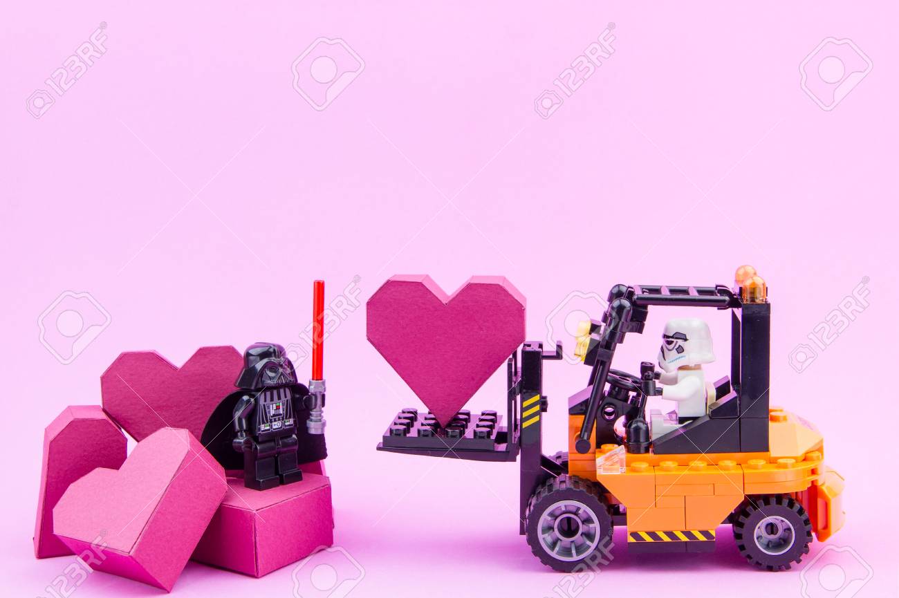 ノンタブリ タイ 17 年 1 月 11 日 レゴ スター ウォーズ ストームトルーパー ドライブ フォーク リフトは テキストのコピー スペースとピンクの背景の紙ボックスの赤いハートを運ぶ コンセプト バレンタインの日 の写真素材 画像素材 Image