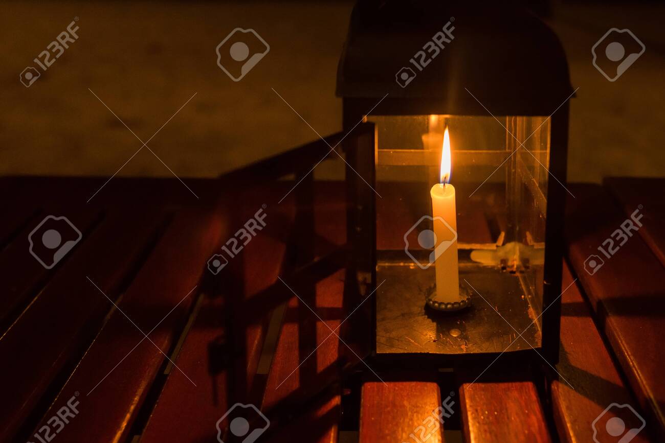 夜の海でテーブルの上のキャンドル ランプ の写真素材 画像素材 Image 15