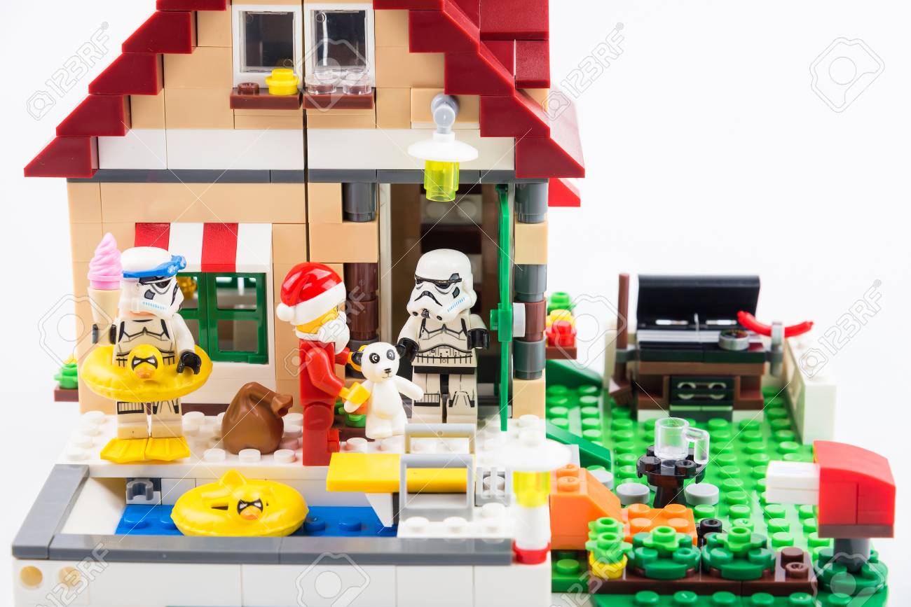 Nonthaburi Tailandia Novembro 07 2017 Lego Santa Claus Que Da Presentes Ao Stormtrooper Das Guerras Da Estrela De Lego Na Parte Dianteira Da Casa No Dia De Natal Fundo Do Dia