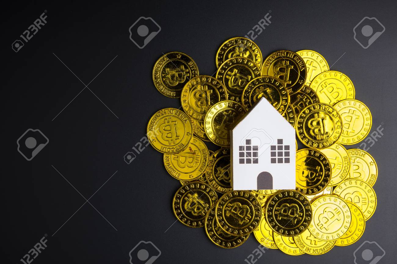 복사 공간 검은 배경에 Cryptocurrency 골든 비트 코인 동전에 백서 집 장난감 부동산 개념, 새 집 개념, 금융 대출 사업  개념 로열티 무료 사진, 그림, 이미지 그리고 스톡포토그래피. Image 96014989