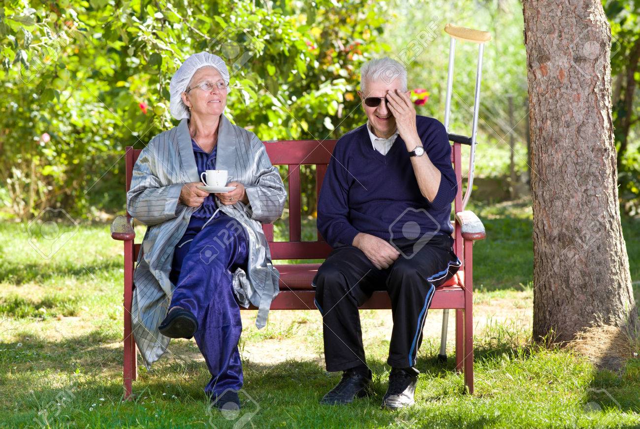 Couple De Personnes Agees Drole Assis Sur Un Banc Dans Le Jardin Banque D Images Et Photos Libres De Droits Image 30180561