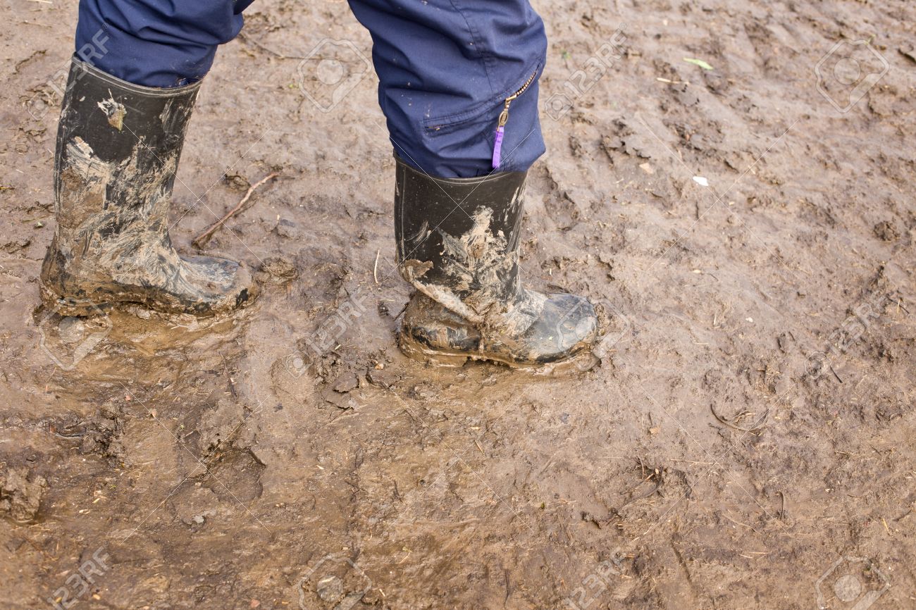 人間の足に泥だらけの長靴で歩いて濡れてシルト の写真素材 画像素材 Image