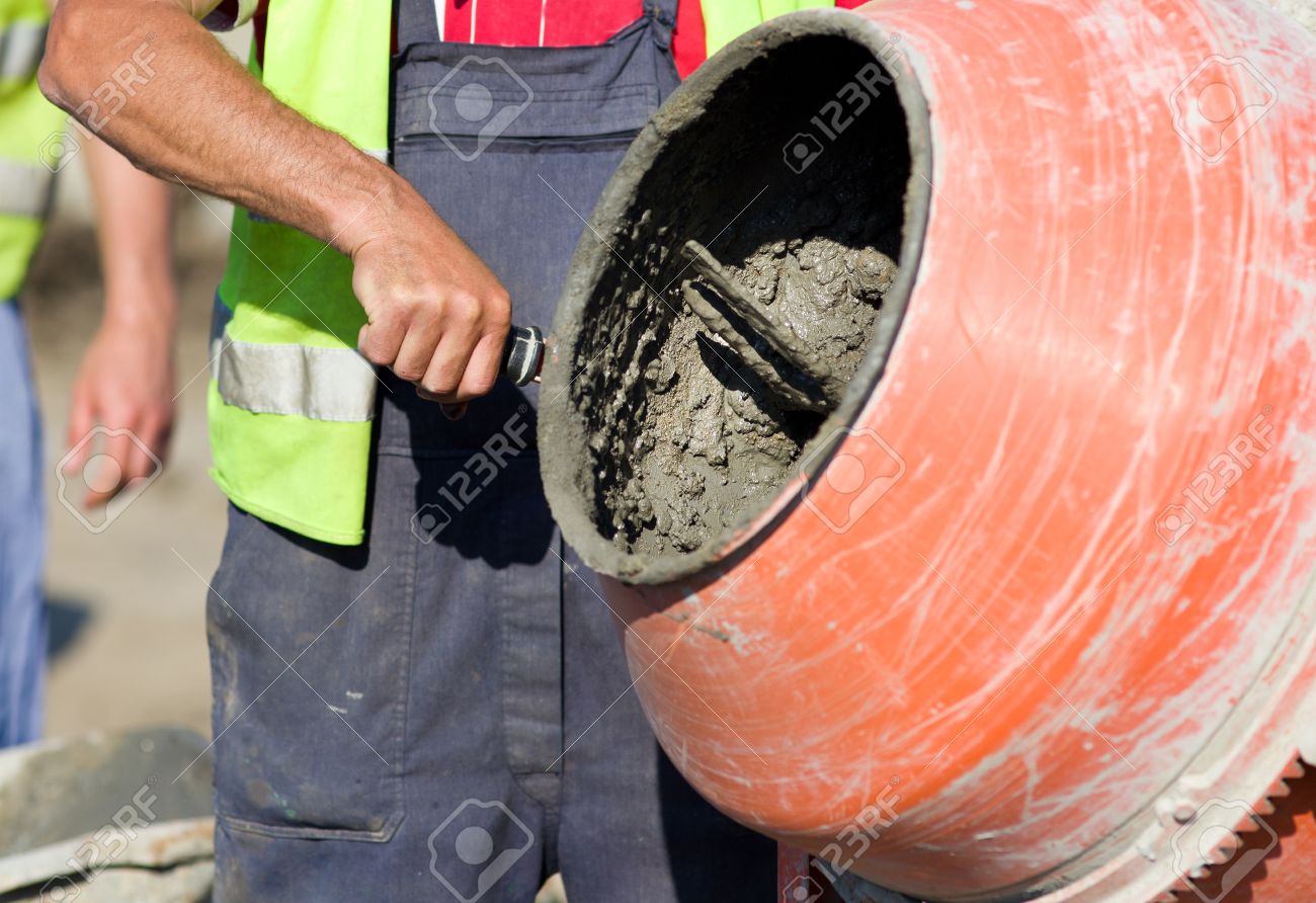 Venga, va, EL TOPIC DE LA RESACA Y SUS ENEMIGOS - Página 9 40982856-Trabajador-de-la-construcci-n-de-mezcla-ingredientes-en-la-mezcladora-de-concreto-en-obra-de-constru-Foto-de-archivo