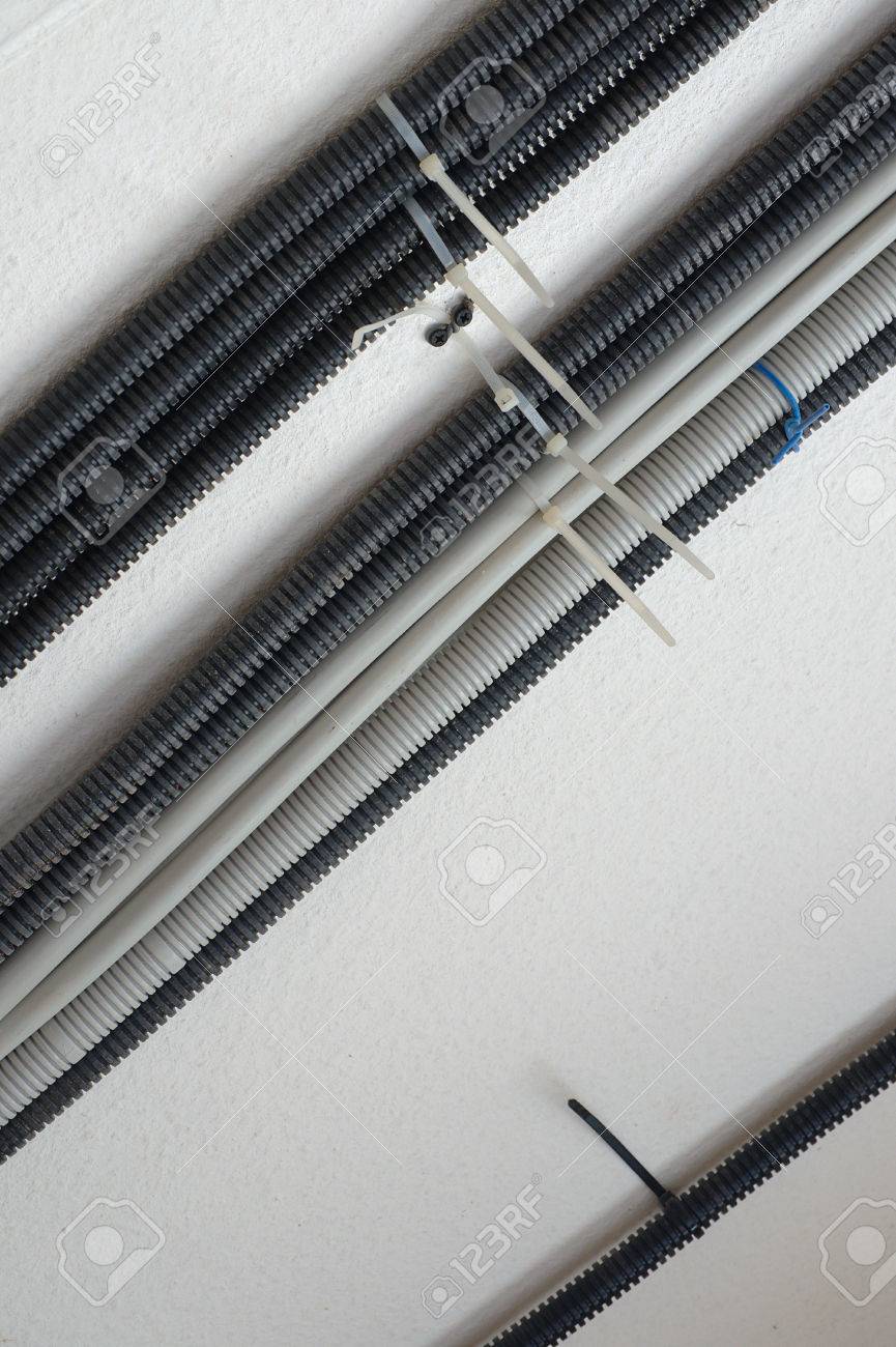 De Protección Previsto Para Los Cables Eléctricos Retratos, Imágenes Y Fotografía Libres De Derecho. Image 48469045.