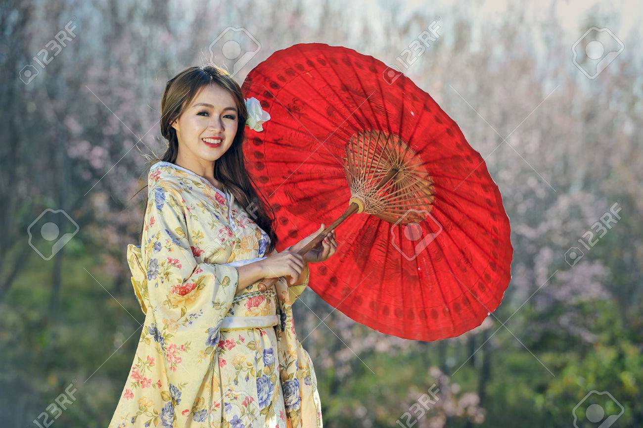 Atractiva Mujer Asiática Kimono Tradicional Japonés Con El Paraguas Fotos, Retratos, Y Fotografía De Archivo Libres De Image 75684760.
