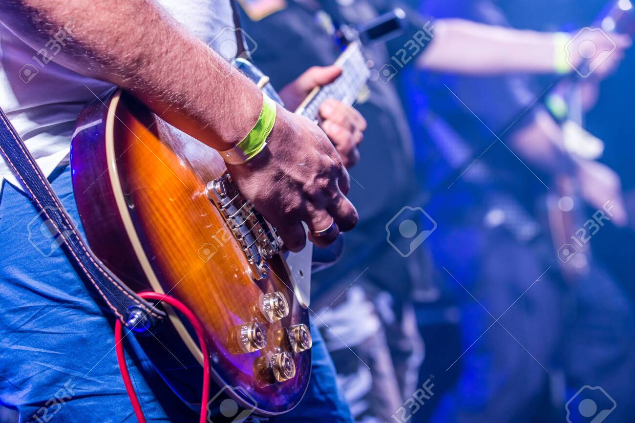 Картинки по запросу "guitarist ona stage"