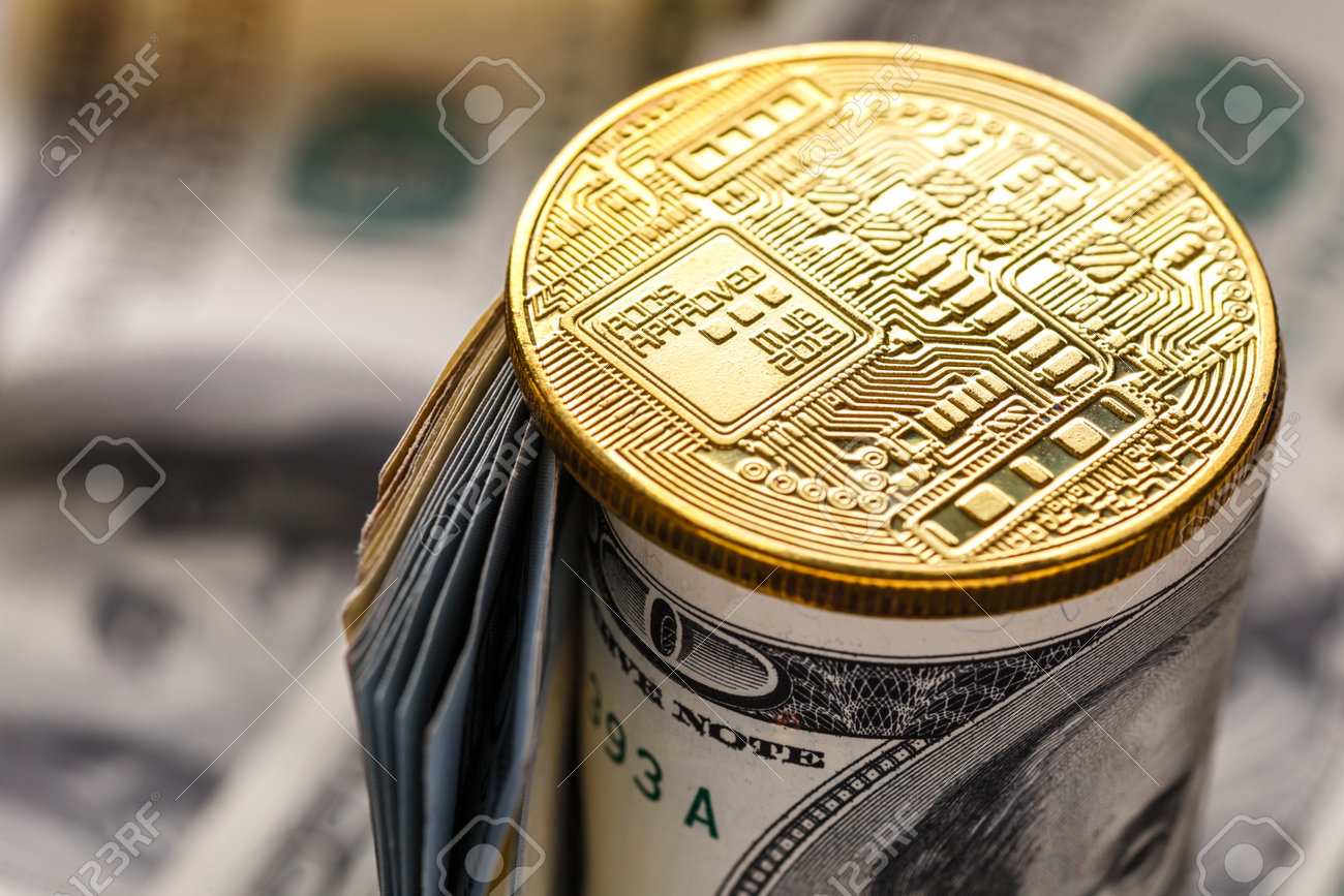 황금 비트코인은 지폐에 놓여 있습니다. 새로운 가상 화폐. 암호화 통화 평면도. 100달러 지폐에 있는 비트코인의 실제 동전. 교환,  상업. 온라인 비즈니스 개념입니다. 로열티 무료 사진, 그림, 이미지 그리고 스톡포토그래피. Image 164987824