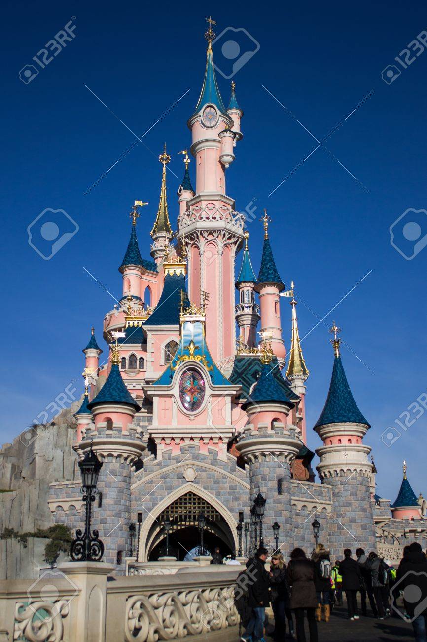 パリ フランス 12 年 2 月 18 日 ディズニーランド パリ城 ディズニーランド パリは パリの休日およびレクリエーション リゾートです それはヨーロッパの最も訪問されたテーマにしたアトラクションです の写真素材 画像素材 Image