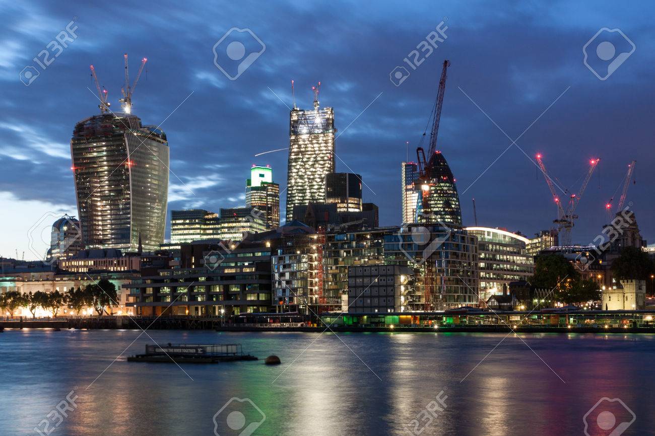 夜のロンドンの町並み の写真素材 画像素材 Image