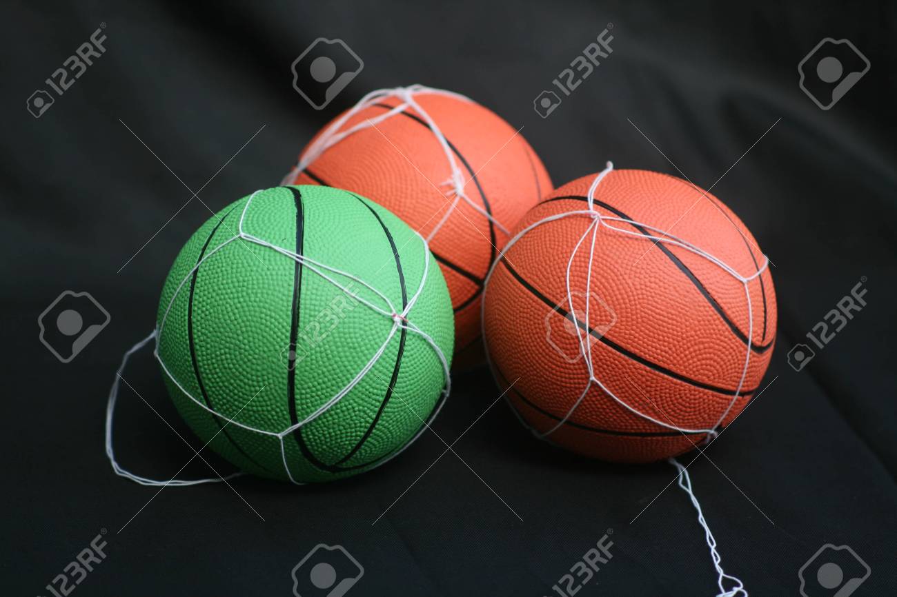 犬や猫のためのおもちゃ ゴムのボールだ の写真素材 画像素材 Image