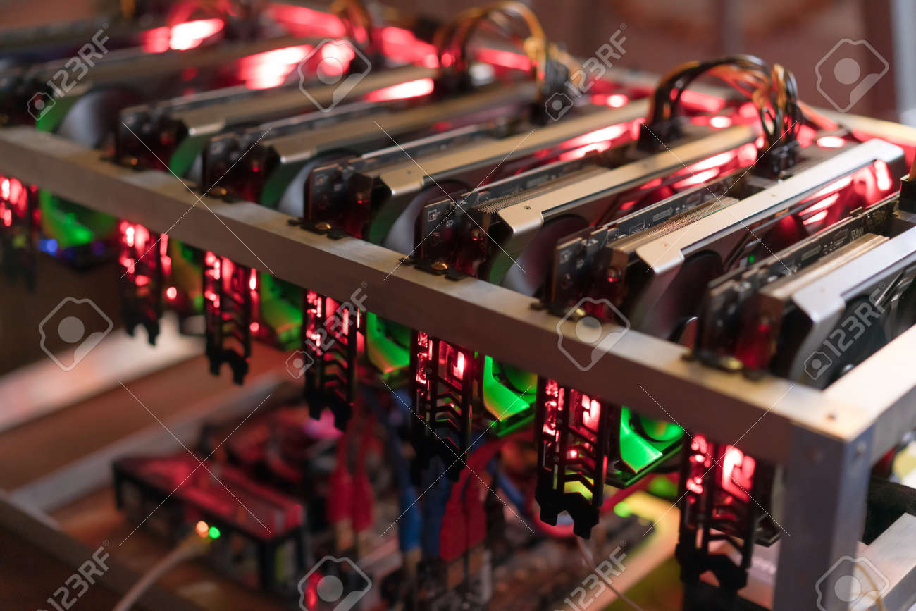 ビットコインマイニングファーム。マイナーデジタル用グラフィックカードの写真素材・画像素材 Image 175811152