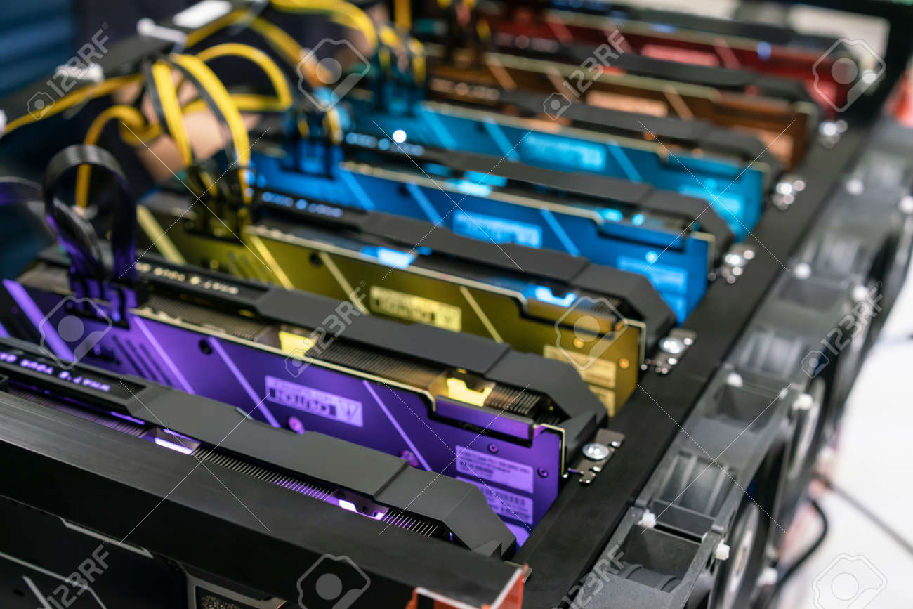 비트코인 채굴장. 암호 화폐 광부 용 GPU. 로열티 무료 사진, 그림, 이미지 그리고 스톡포토그래피. Image 188725734
