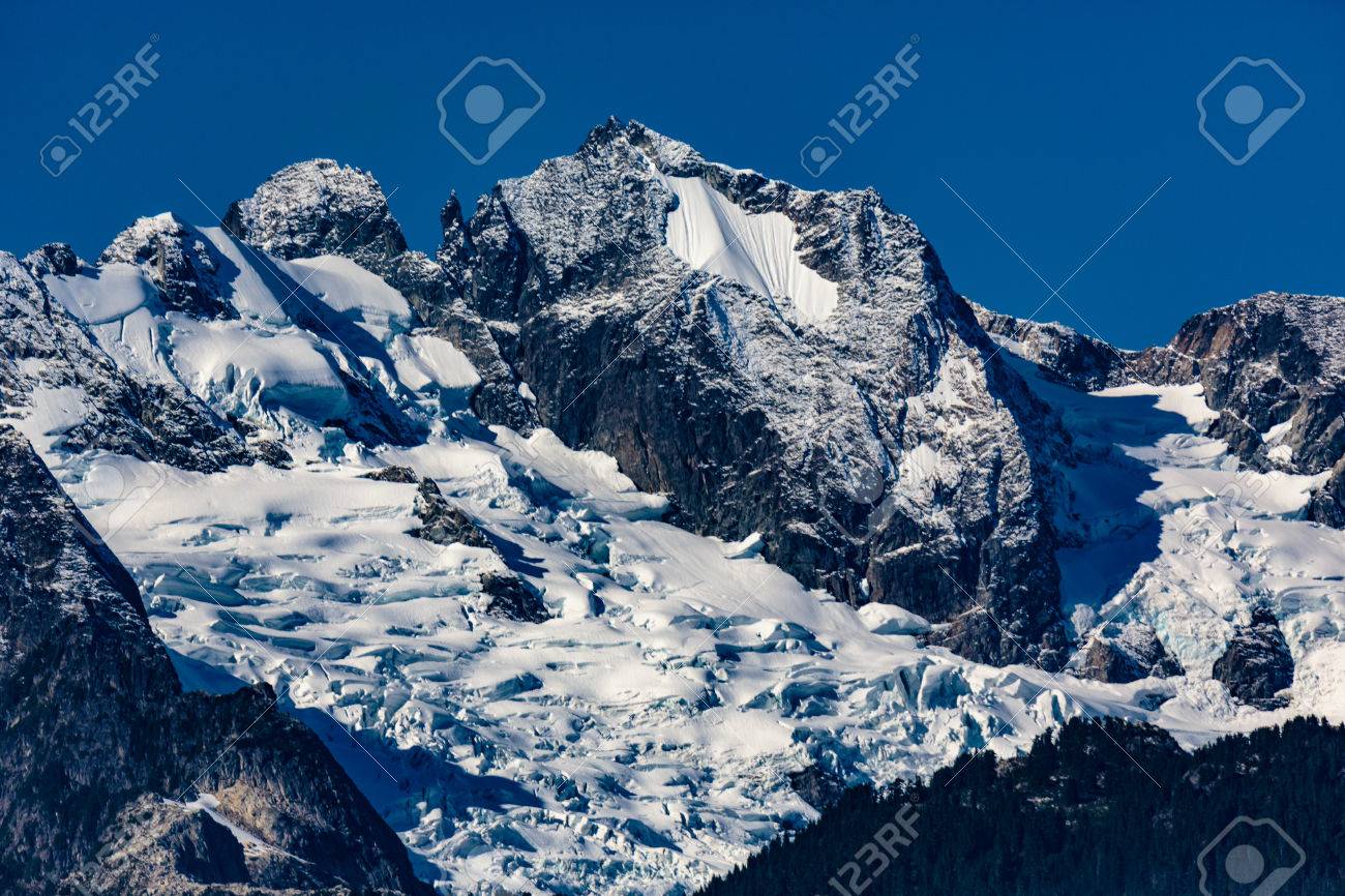 ウィスラー ブリティッシュ コロンビア カナダ 16 年 9 月 21 日 アルファ 鋸 ディオネ タンタロス 2603 M タンタラスの範囲の 4 つの主要なピークと呼びます の写真素材 画像素材 Image