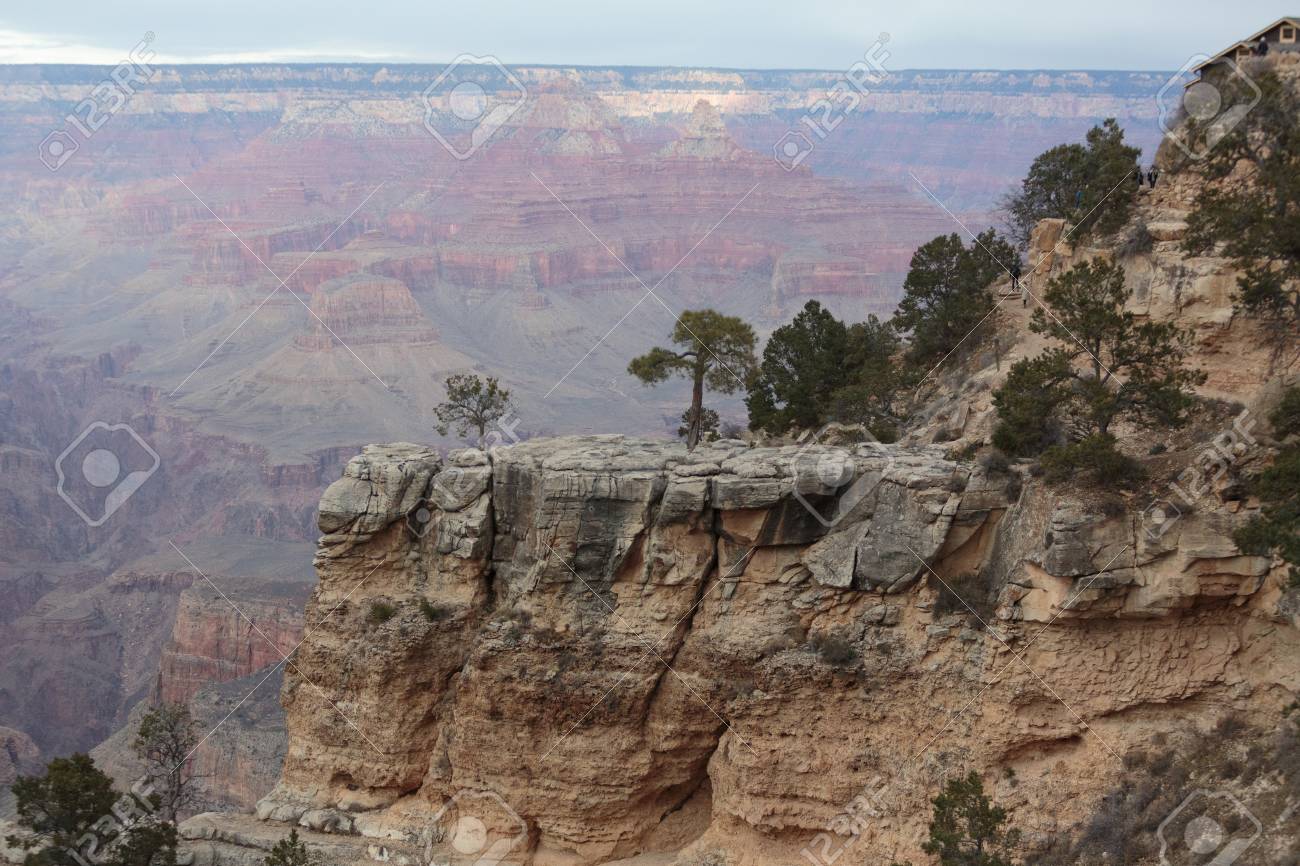 グランドキャニオン国立公園 アリゾナ州 アメリカ合衆国 16 年 12 月 21 日 グランド キャニオンとブライトエンジェル トレイル リム トレイルに沿ってグランドキャニオン ビレッジでエル トバー ホテル近くの南縁から見た全景 の写真素材 画像素材 Image