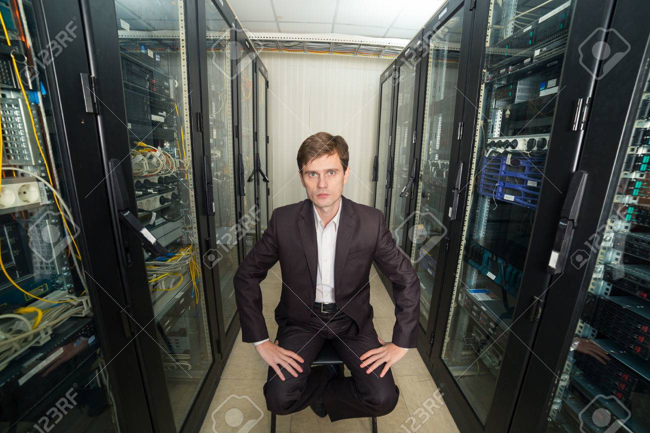 갑판에 앉은 정장의 서버 실에서 네트워크 엔지니어가 왜곡 된 전망 로열티 무료 사진, 그림, 이미지 그리고 스톡포토그래피. Image  25613169