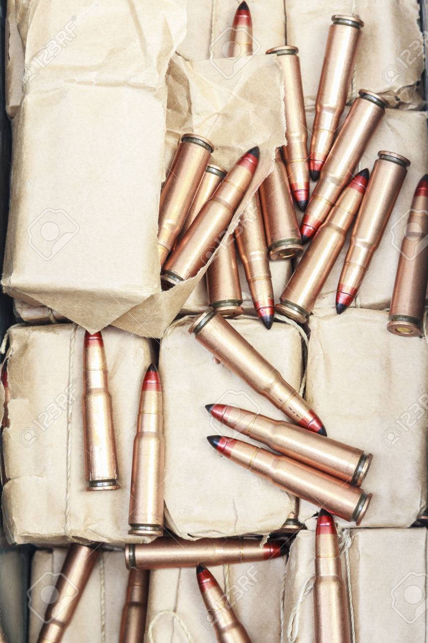白い背景の上の弾薬箱でライフル弾 横になっているフォーカル ポイント弾薬を選択 の写真素材 画像素材 Image