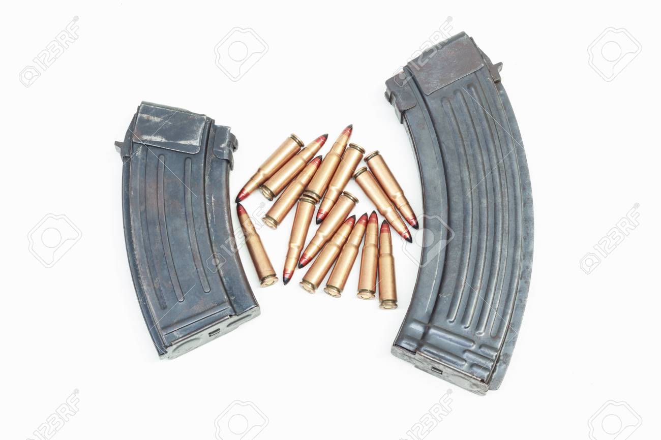 白い背景の上のライフル弾や弾薬ポーチ 横になっているフォーカル ポイント弾薬を選択 の写真素材 画像素材 Image