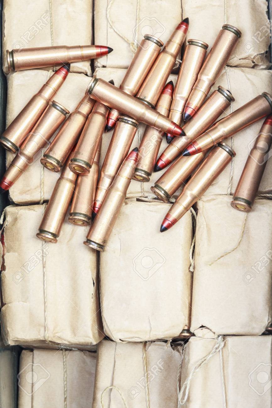 白い背景の上の弾薬箱でライフル弾 横になっているフォーカル ポイント弾薬を選択 の写真素材 画像素材 Image