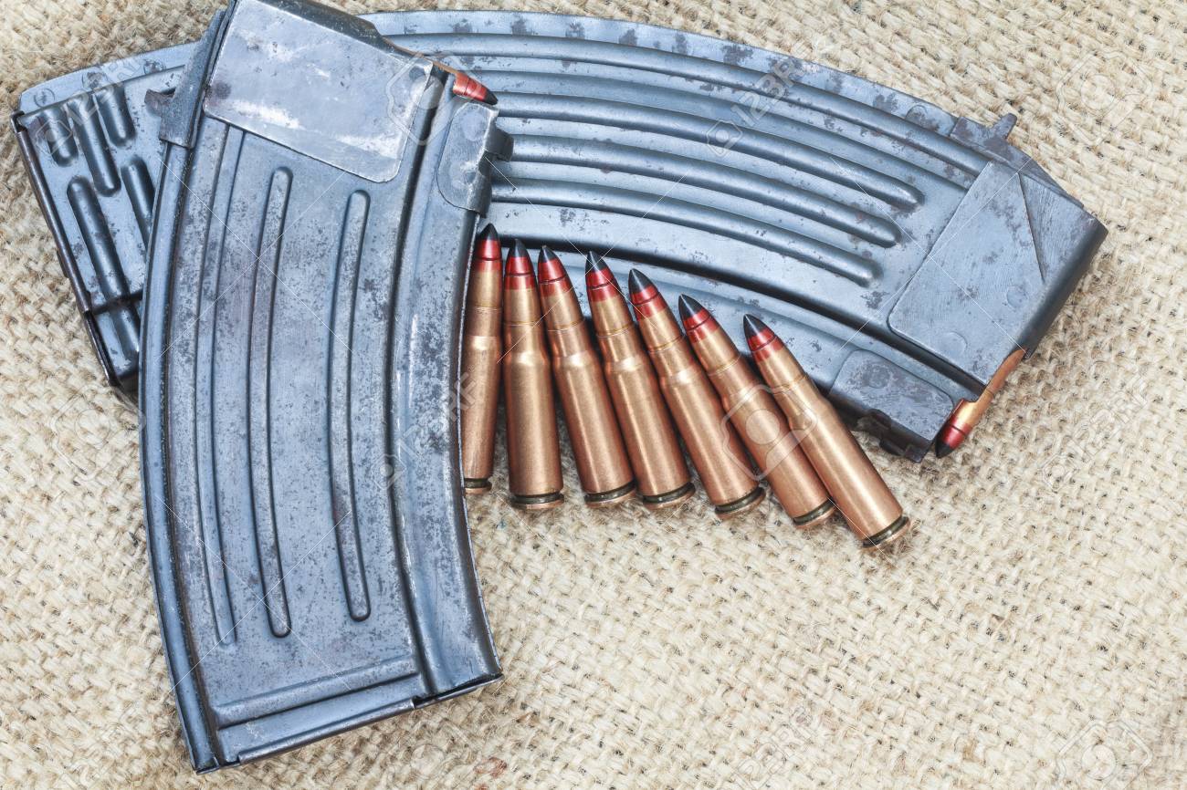 ライフル弾や弾薬ポーチ 横になっているフォーカル ポイント弾薬を選択します の写真素材 画像素材 Image