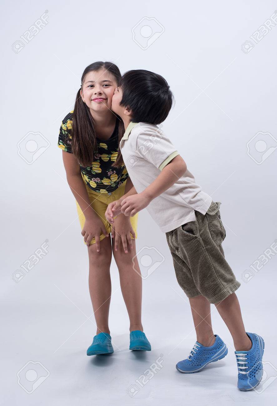兄弟姉妹を愛する家族のアジアの子供かわいい男の子女の子若い幸せなキス兄弟 の写真素材 画像素材 Image