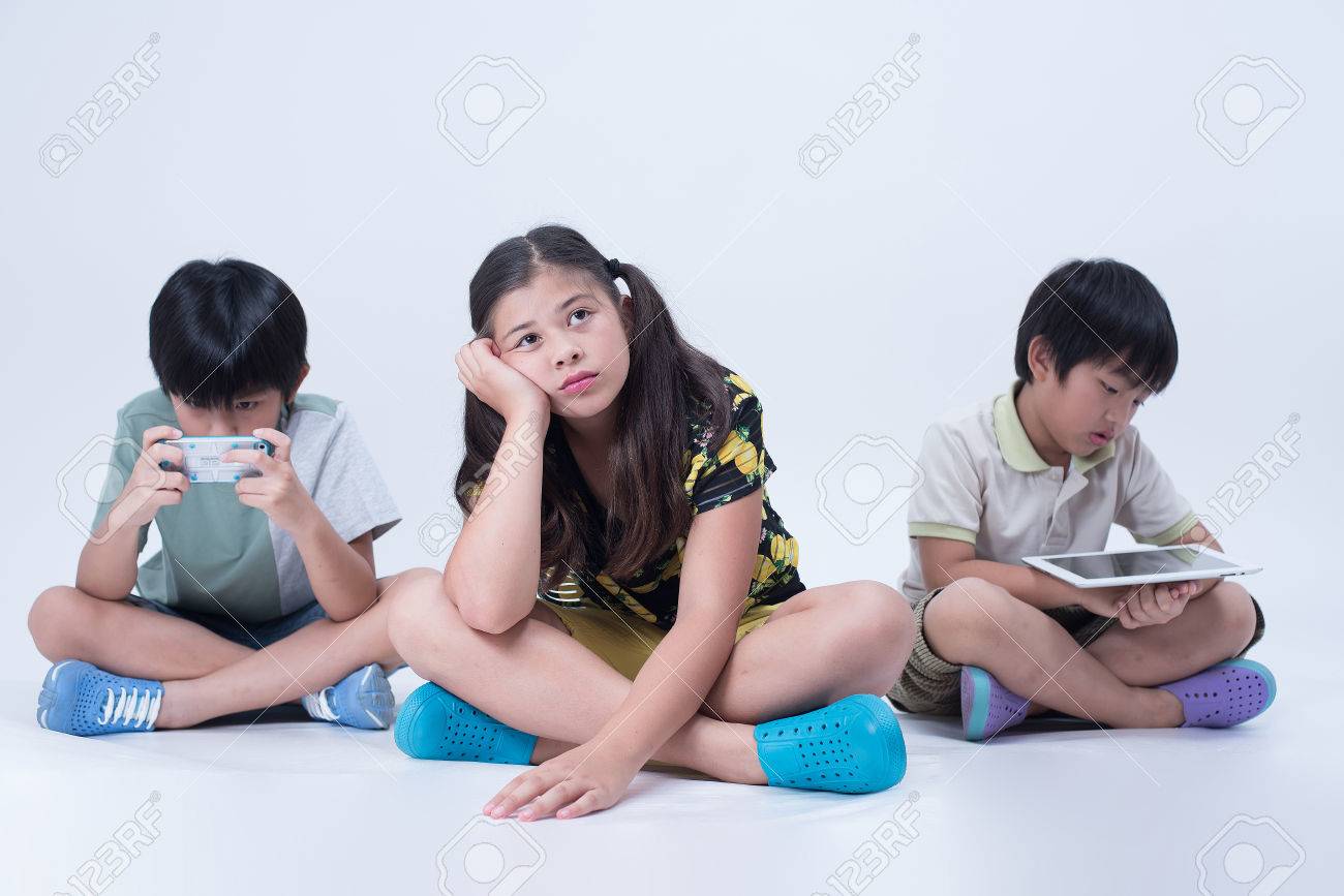 アジア子供ゲーム プレイ電話子供退屈社会子供男の子女の子に終始