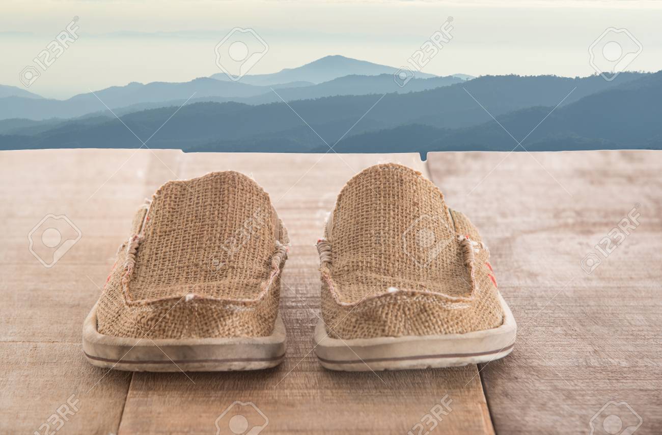 De Montaña La El Deporte Con Cielo Y En Al Nublado Madera Zapatillas Vistas SpMGUjLqzV