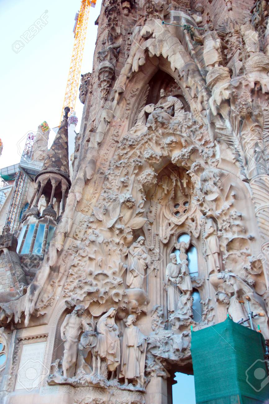 La Decoracion Ornamental De Las Paredes Exteriores De La Sagrada